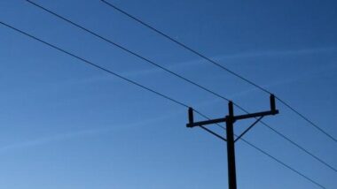 Kraftledning mot blå himmel